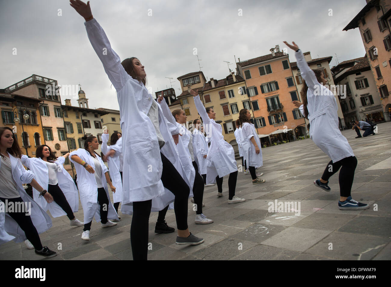 einige Studenten in einem Flash-Mob in Udine, Italien Stockfoto