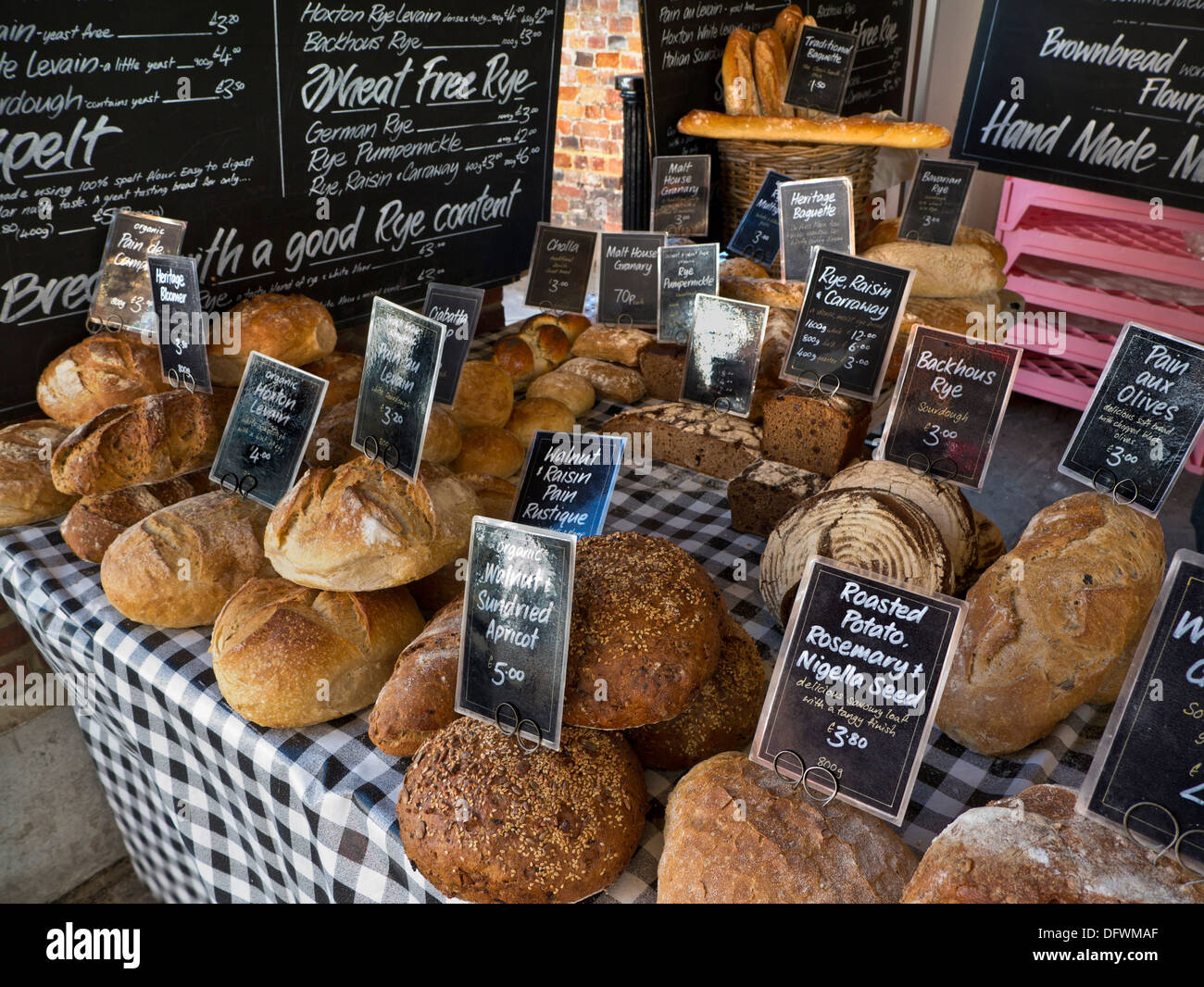 Vielfalt an attraktiven handgemachte Handwerker Bäckerei Brot auf der Anzeige für den Verkauf auf kleine Bäckerei, High Street Guildford Surrey UK Abschaltdruck Stockfoto