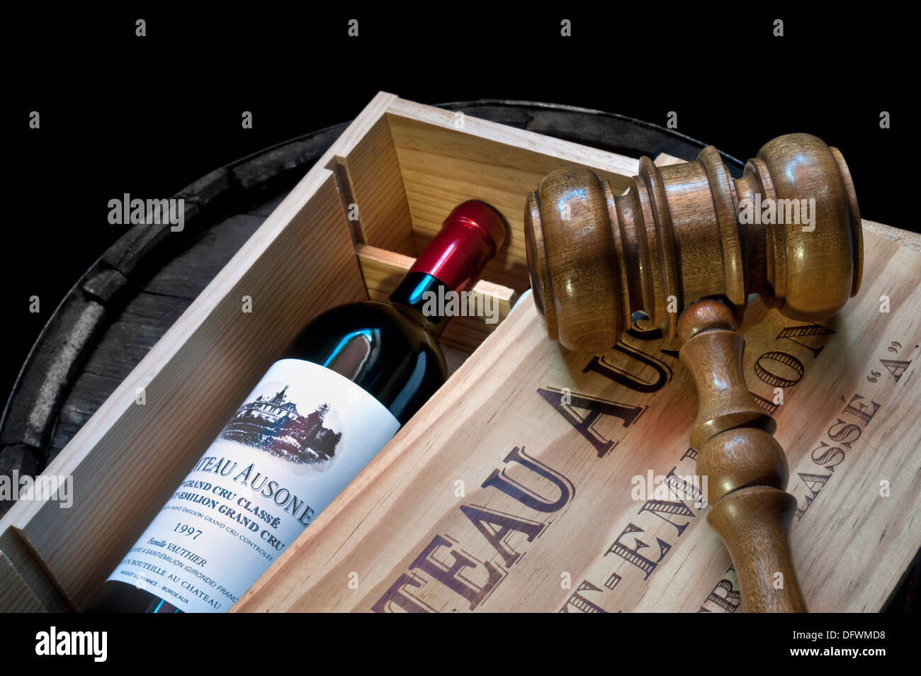 Auktioniersituation bei der Weinauktion mit einem offenen Fall von Wein aus dem Chateau Ausone Saint-Emilion auf einem Weinfass mit einem Auktionshammer Bordeaux France Stockfoto
