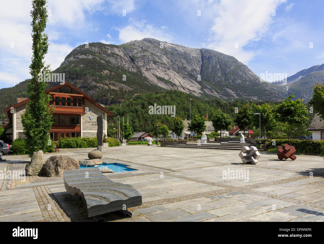 Öffentlicher Park und Skulpturen in Eidfjord Kommune, Måbødalen, Hardanger, Hordaland, Norwegen, Skandinavien Stockfoto