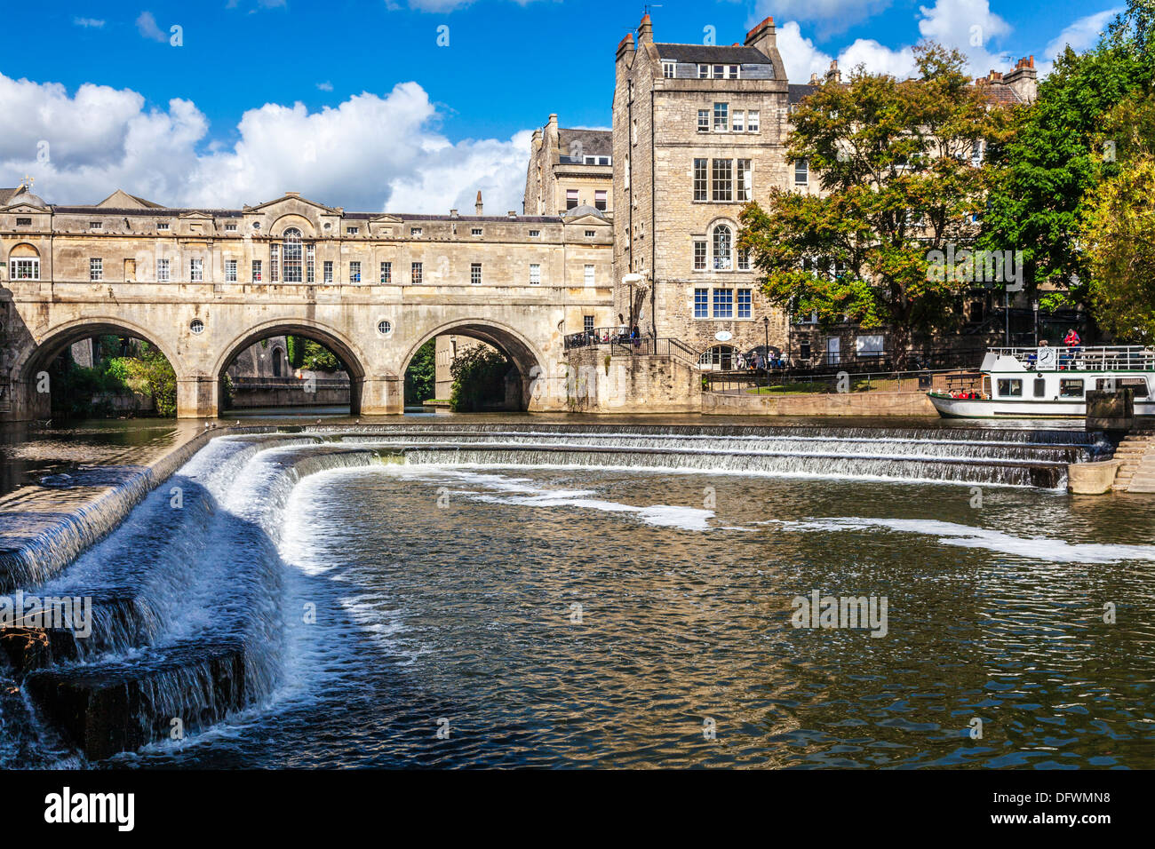 Klassische Ansicht der Palladian Pulteney Brücke und Wehr in die Weltkulturerbe-Stadt Bath in Somerset, Großbritannien. Stockfoto