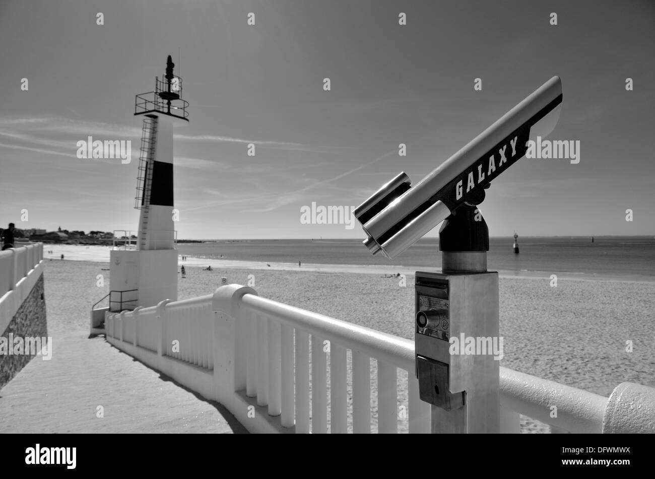 "Space Age" am Meer Fernglas in Quiberon mit Blick auf den Strand Stockfoto