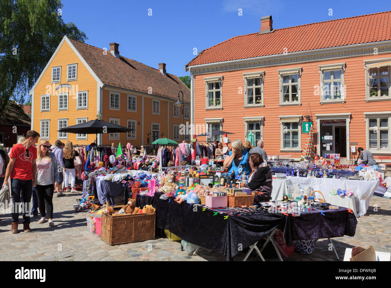 Outdoor-Wochenende Flohmarkt Stände in der Altstadt, Torvet Square, Gamlebyen, Fredrikstad, Ostfold, Norwegen, Skandinavien, Europa Stockfoto