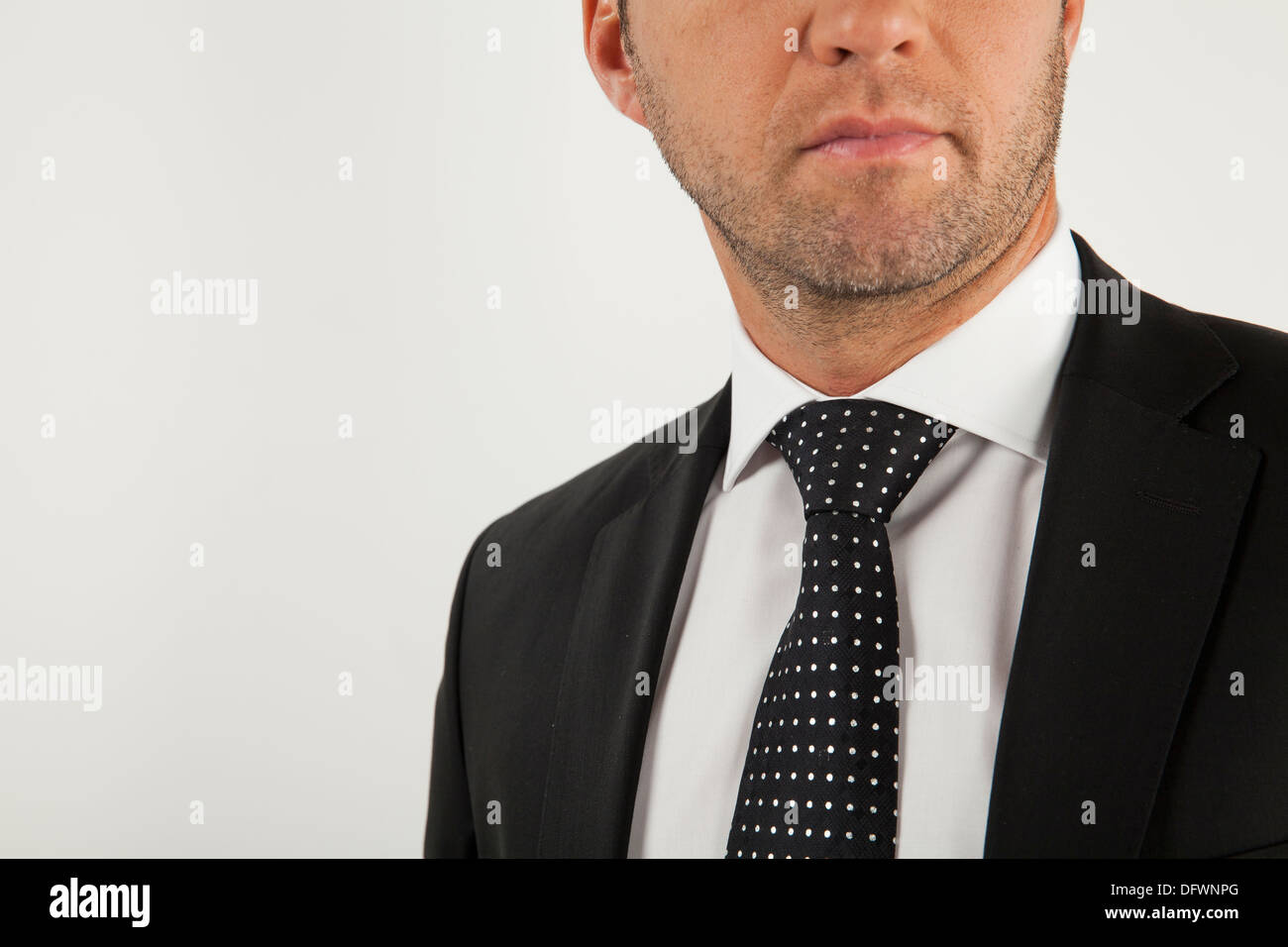 Business-Mann mit schwarzer Krawatte isoliert Stockfoto