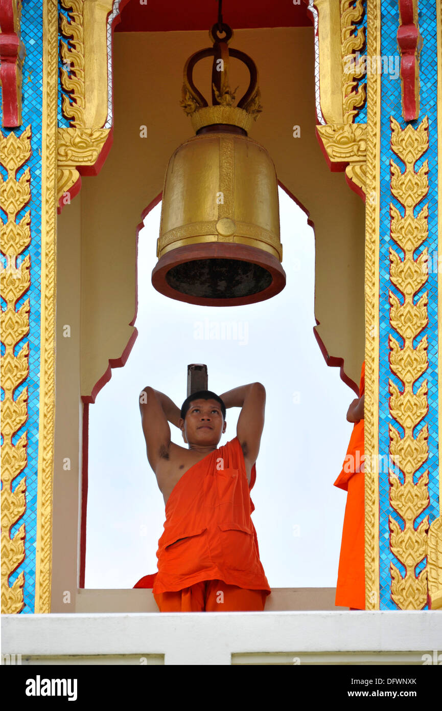 Thai buddhistischer Mönch eine Glocke im Tempel Wat Thong Kung, neben dem Fluss Mae Khlong, Amphawa, Samut Songkhran auffällig, Stockfoto