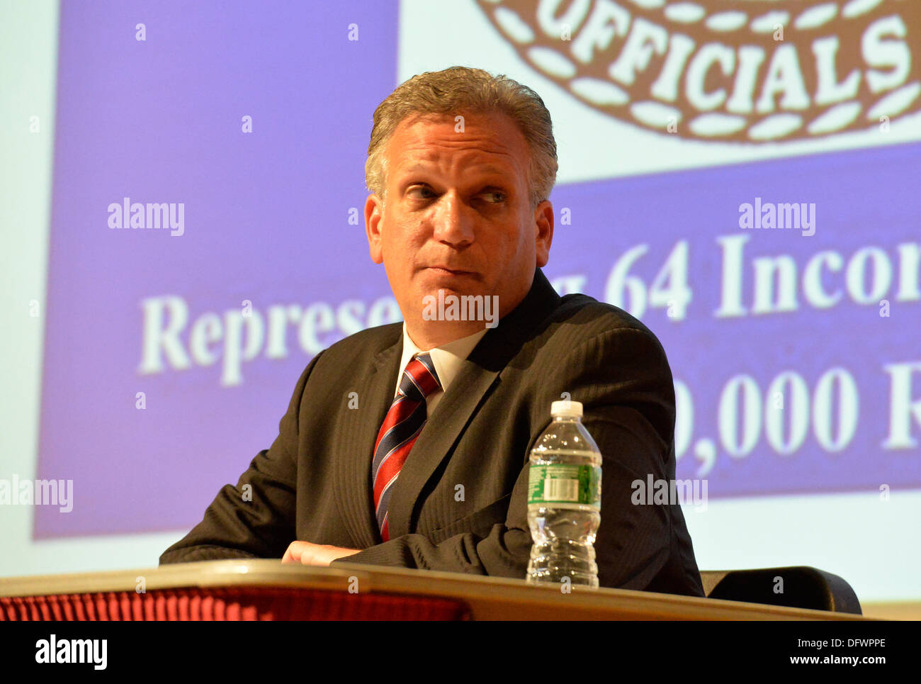 Old Westbury, New York, USA 8. Oktober 2013. Republikanische EDWARD MANGANO, Nassau County Executive Debatten mit ehemaligen Nassau County Executive Suozzi n eine Debatte, veranstaltet von der Nassau County Dorf Beamten Association, 64 eingearbeitete Dörfer mit 450.000 Einwohner vertreten, wie der Gegner einen Rückkampf in den Wahlen im November 2013 stehen.  Bildnachweis: Ann E Parry/Alamy Live-Nachrichten Stockfoto
