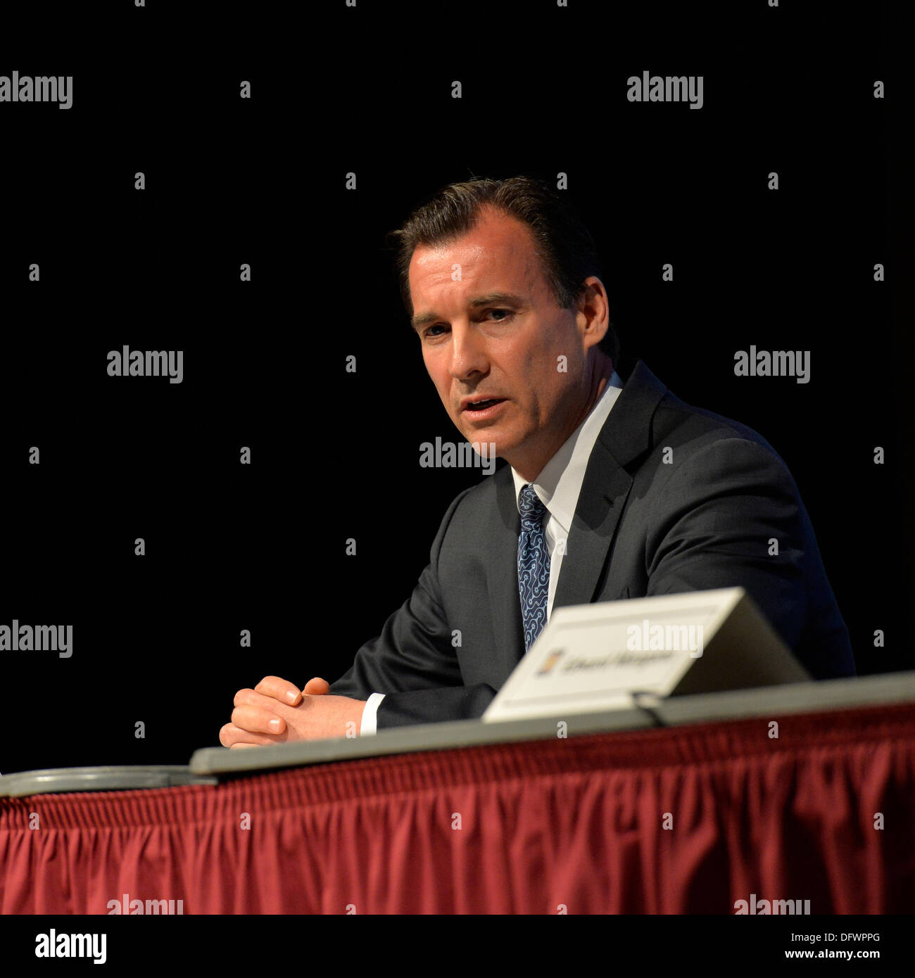 Old Westbury, New York, USA 8. Oktober 2013. Demokrat THOMAS SUOZZI, dem ehemaligen Nassau County Executive, Debatten mit aktuellen Nassau County Executive Mangano bei Aussprache, veranstaltet von der Nassau County Dorf Beamten Association, 64 eingearbeitete Dörfer mit 450.000 Einwohner vertreten, wie der Gegner einen Rückkampf in den Wahlen im November 2013 stehen.  Bildnachweis: Ann E Parry/Alamy Live-Nachrichten Stockfoto