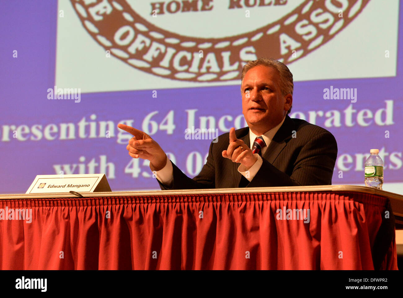 Old Westbury, New York, USA 8. Oktober 2013. Republikanische EDWARD MANGANO, Nassau County Executive Debatten mit ehemaligen Nassau County Executive Suozzi n eine Debatte, veranstaltet von der Nassau County Dorf Beamten Association, 64 eingearbeitete Dörfer mit 450.000 Einwohner vertreten, wie der Gegner einen Rückkampf in den Wahlen im November 2013 stehen.  Bildnachweis: Ann E Parry/Alamy Live-Nachrichten Stockfoto