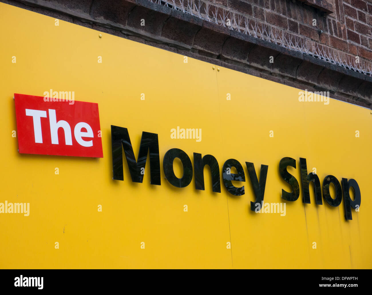 Geld Shop Zahltag Darlehen Unternehmen und Pfandleiher im Besitz von Dollar Financial Corp. Nottingham, United Kingdom, UK Stockfoto