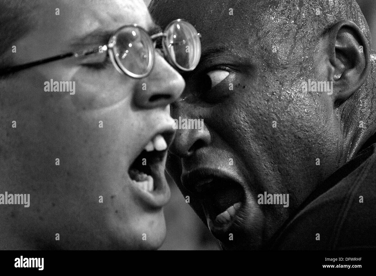 Ein US Marine Corps Drill Instructor schreit an einen frischen Rekruten am Joint Base Lewis-McChord 28. September 2013 in Tacoma, WA. Stockfoto