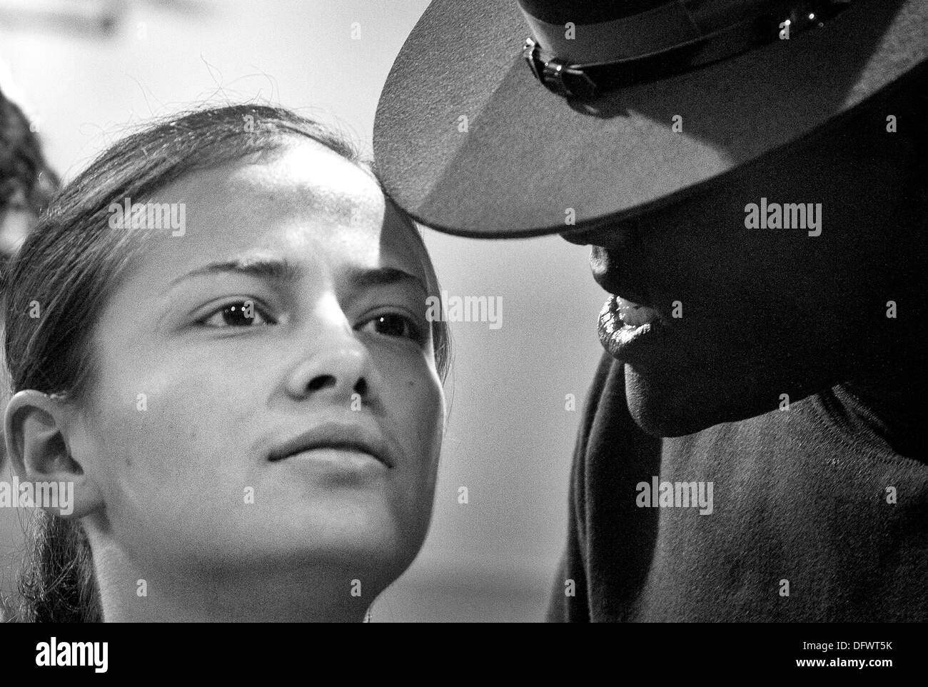 Ein US Marine Corps Drill Instructor schreit an einen frischen weiblichen Rekruten am Joint Base Lewis-McChord 28. September 2013 in Tacoma, WA. Stockfoto