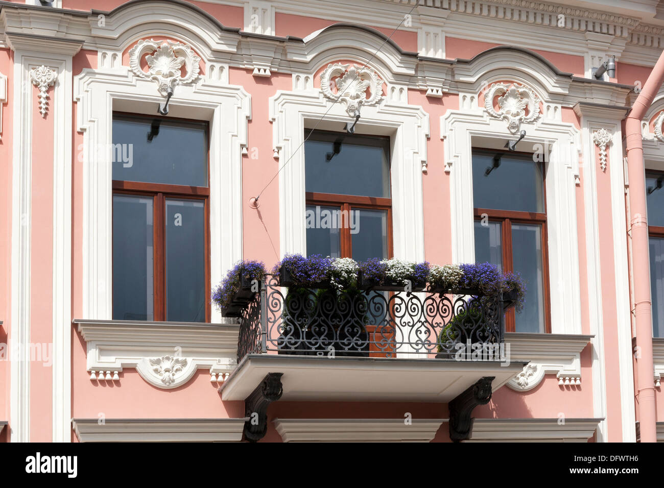 Neoklassizistisches Gebäude in St. Petersburg, Russland Stockfoto