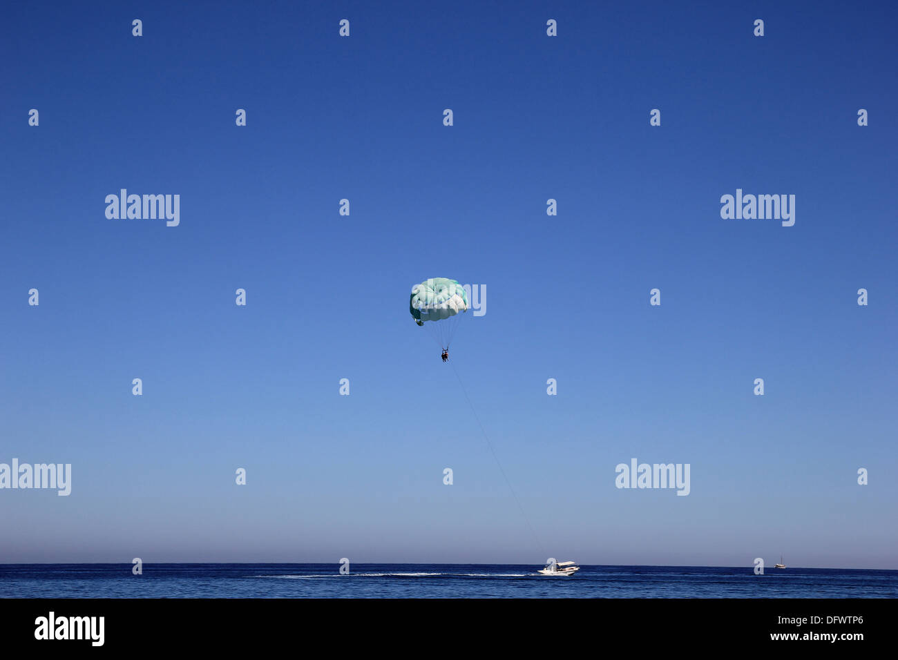 Boot auf dem Meer mit einem Fallschirm Stockfoto