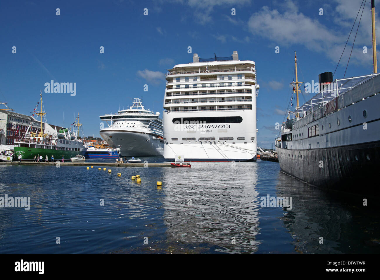 Kreuzfahrtschiffe, die Grand Princess & MSC Magnifica in Norwegen, Stavanger Hafen mit Sandness links und Rogaland Recht. Stockfoto