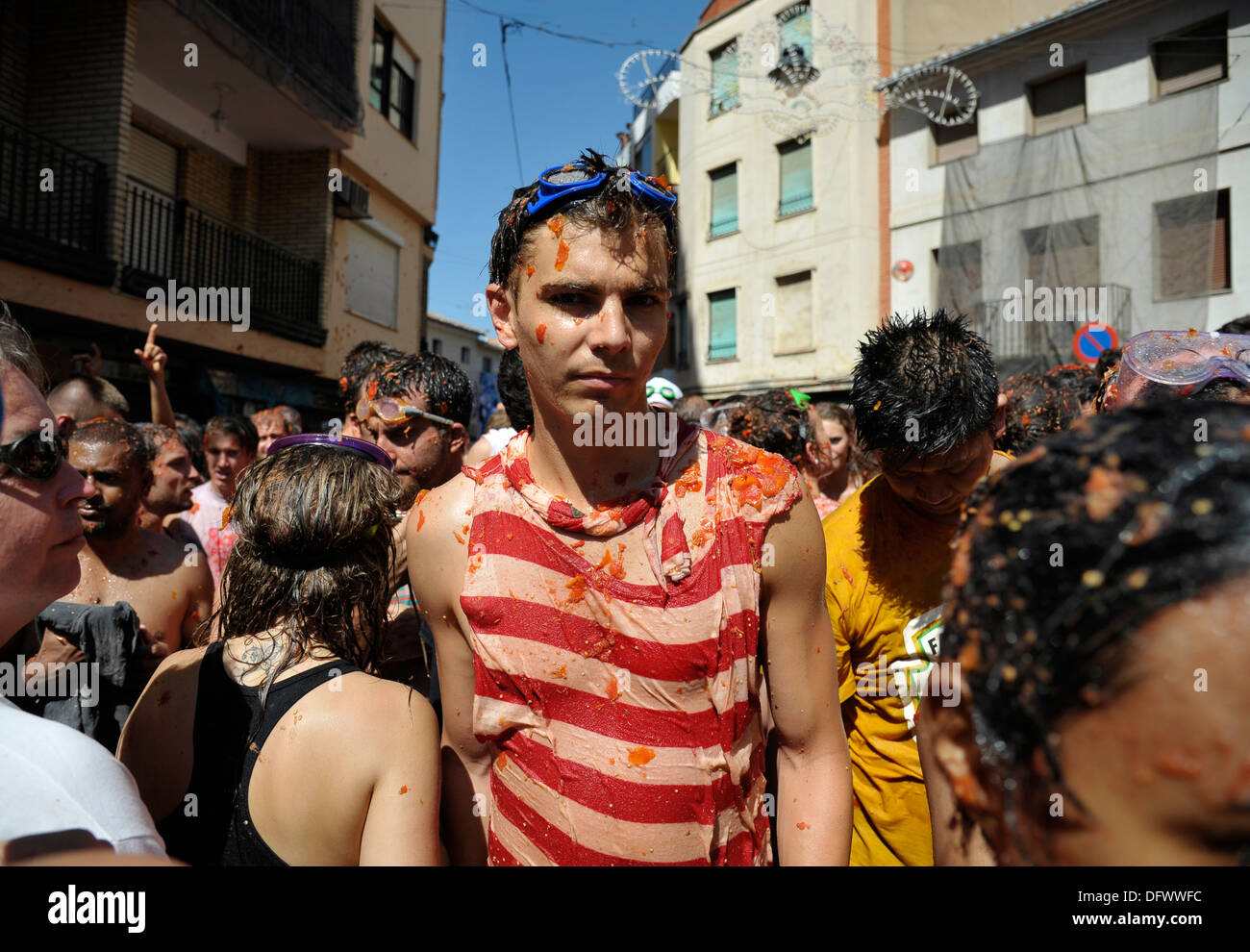 Bunol, Valencia, Spanien - Teilnehmer des jährlichen "Tomatina" bedeckt Tomatenmark Stockfoto