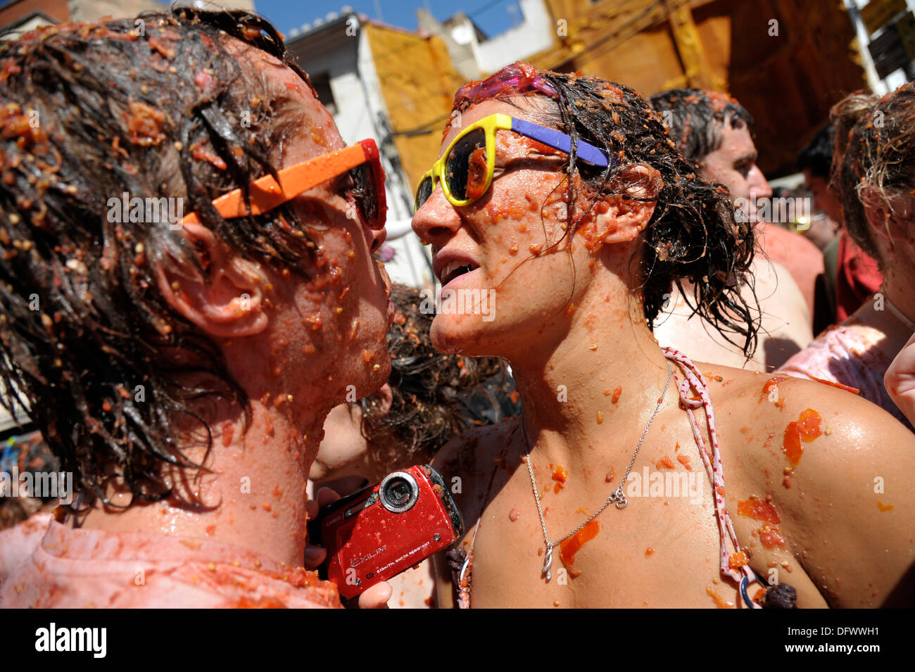 Bunol, Valencia, Spanien - Teilnehmer des jährlichen "Tomatina" bedeckt Tomatenmark Stockfoto
