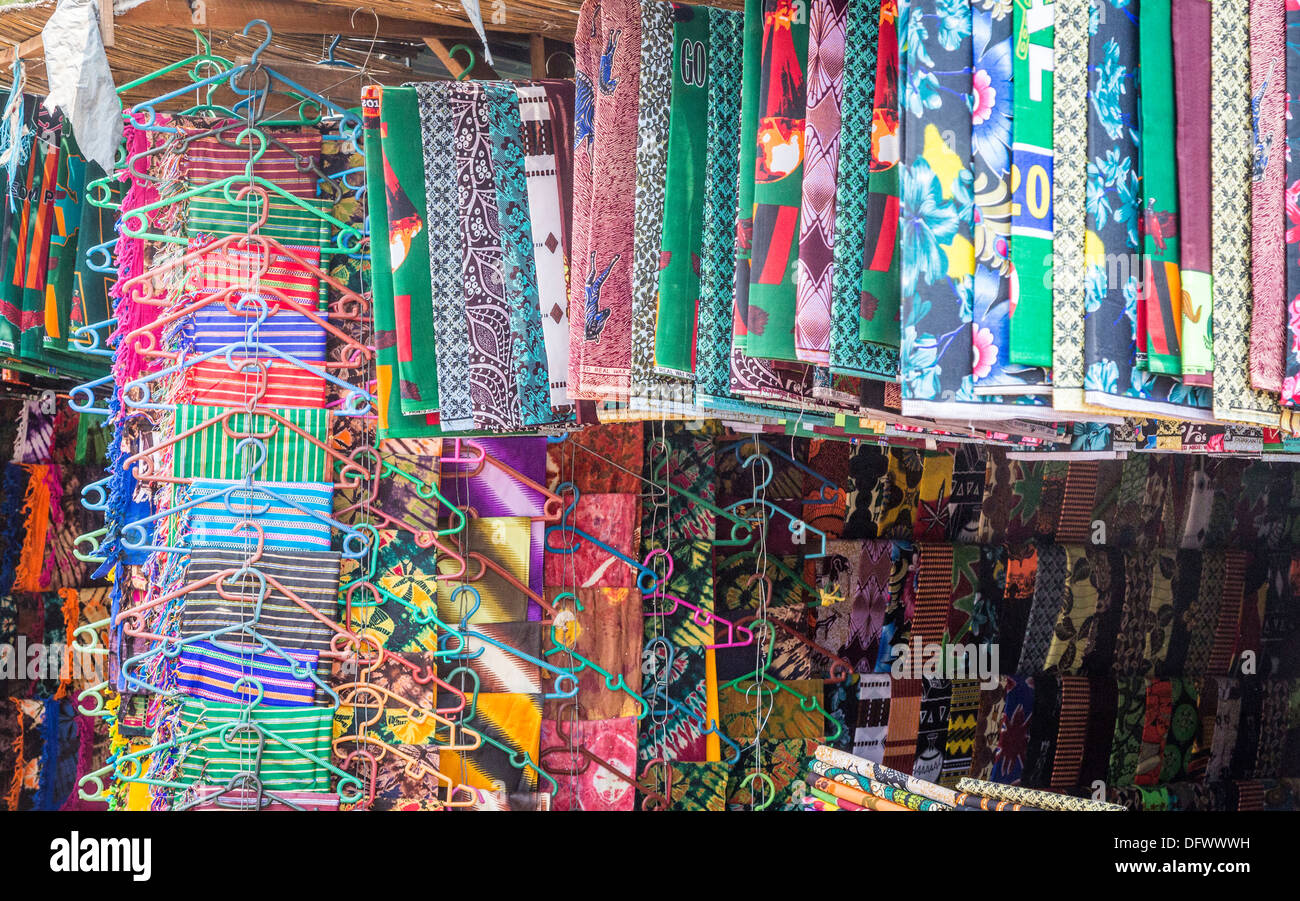 Bunte und farbenfrohe Stoffe und Materialien, die in einem Stall bei Maramba Markt, Livingstone, Sambia Stockfoto