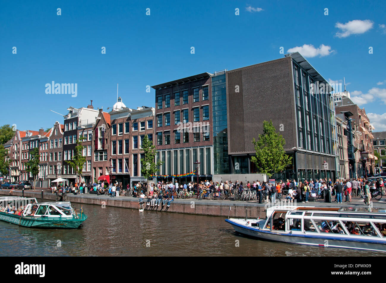 Anne-Frank-Haus (linke alte Haus Prinsengracht) 263-265 Amsterdam Niederlande (Museum des jüdischen Krieges Tagebuchschreiberin gewidmet) Stockfoto