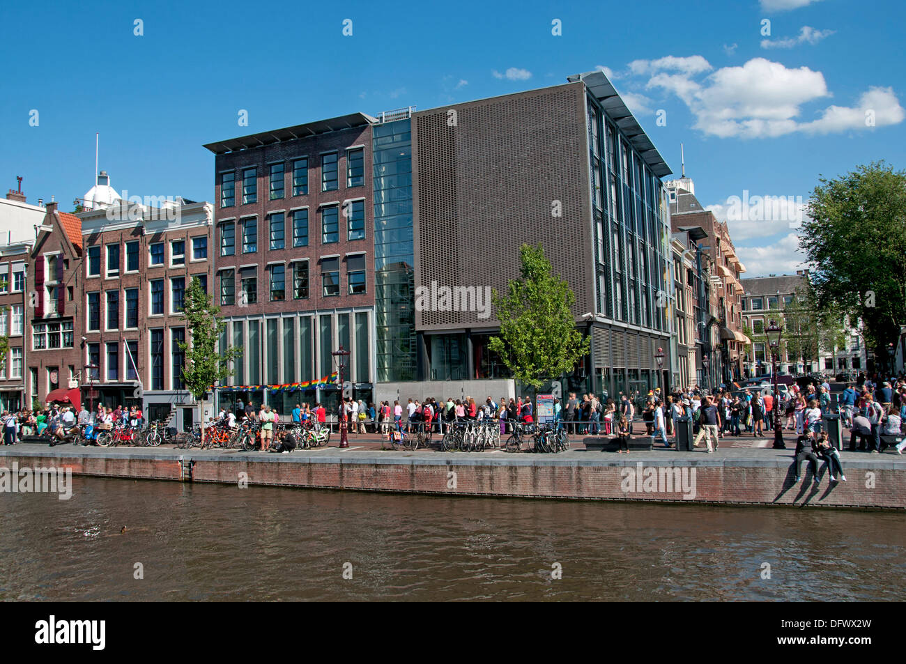 Anne-Frank-Haus (linke alte Haus Prinsengracht) 263-265 Amsterdam Niederlande (Museum des jüdischen Krieges Tagebuchschreiberin gewidmet) Stockfoto