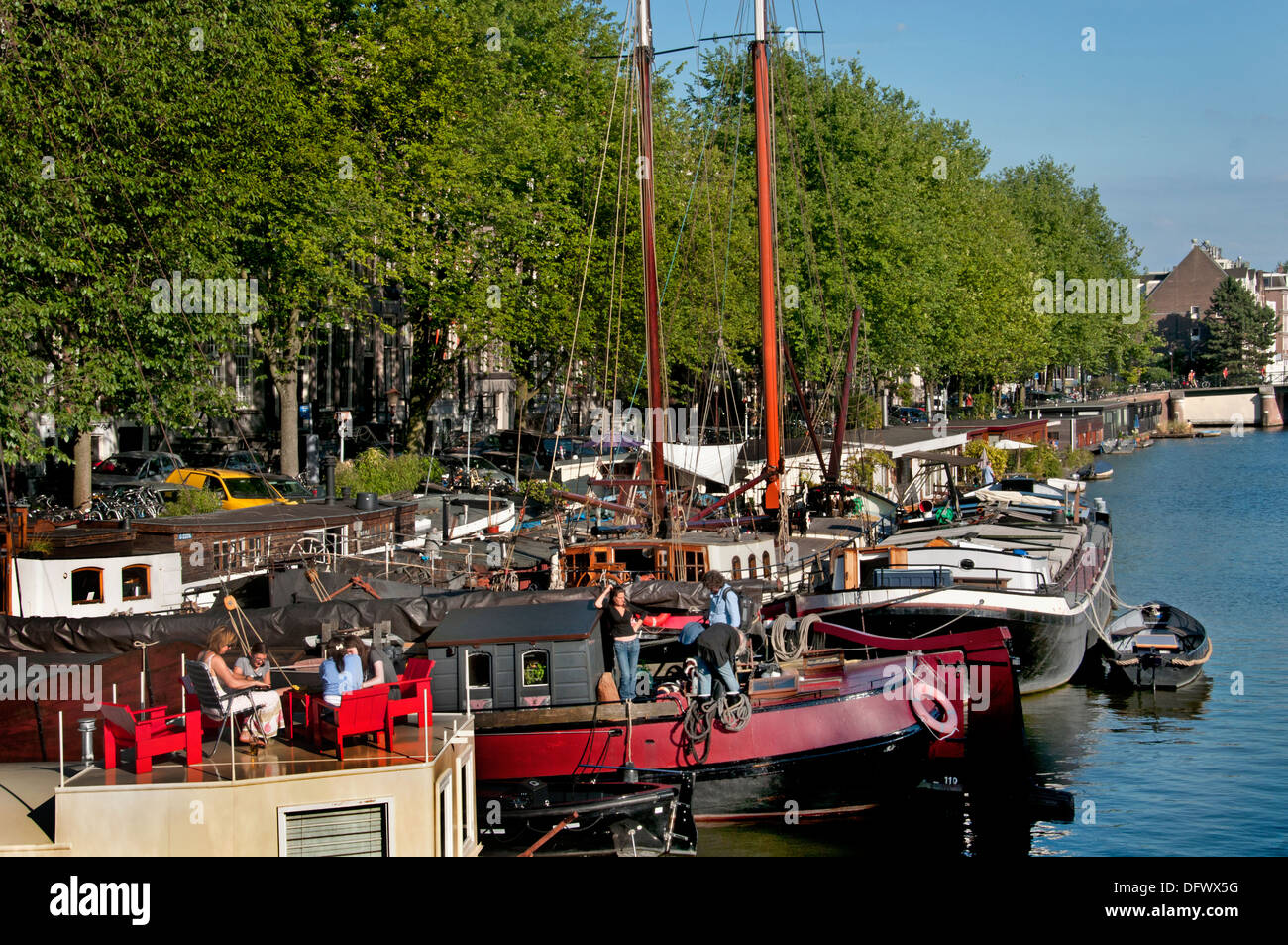 Hausboot mit Außenterrasse Wein Amsterdam Waalseilandsgracht Niederlande Stockfoto