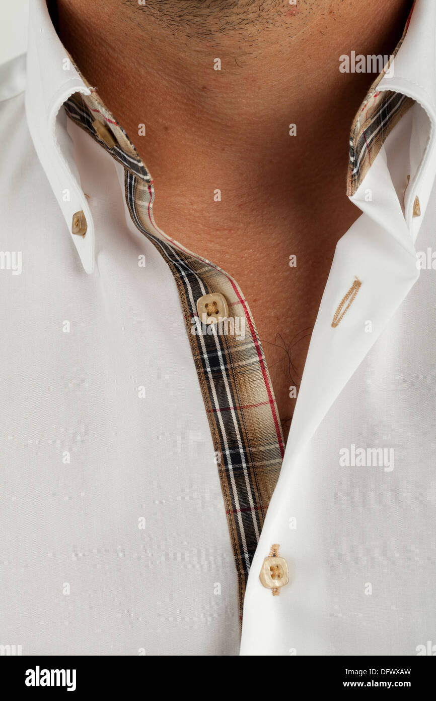 Closeup Portrait Mann in weißem Kragen Hemd Stockfoto