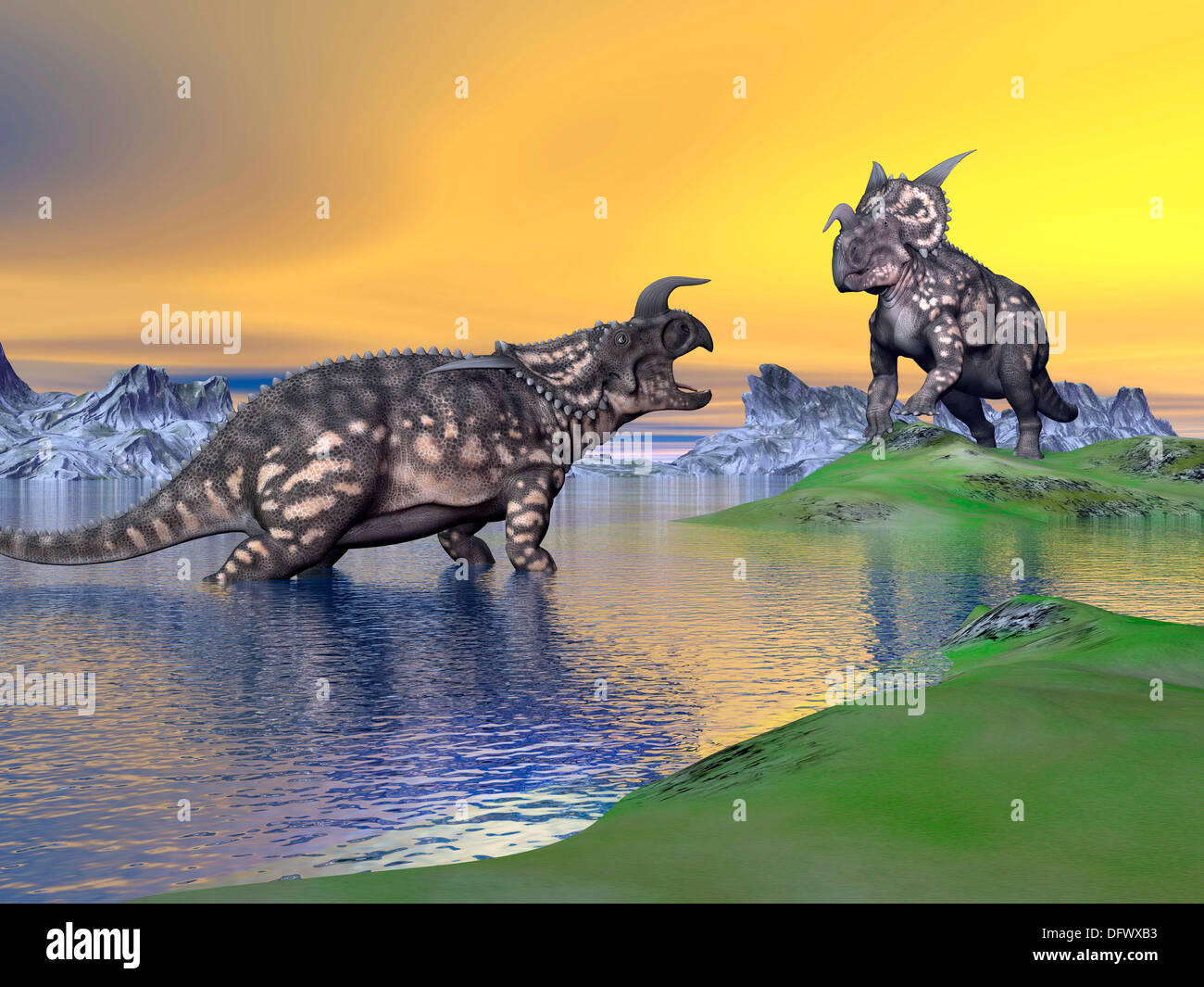 Konfrontation zwischen zwei Einiosaurus Dinosaurier in einer Landschaft mit Wasser, Bergen und grünen Rasen bei Sonnenuntergang. Stockfoto