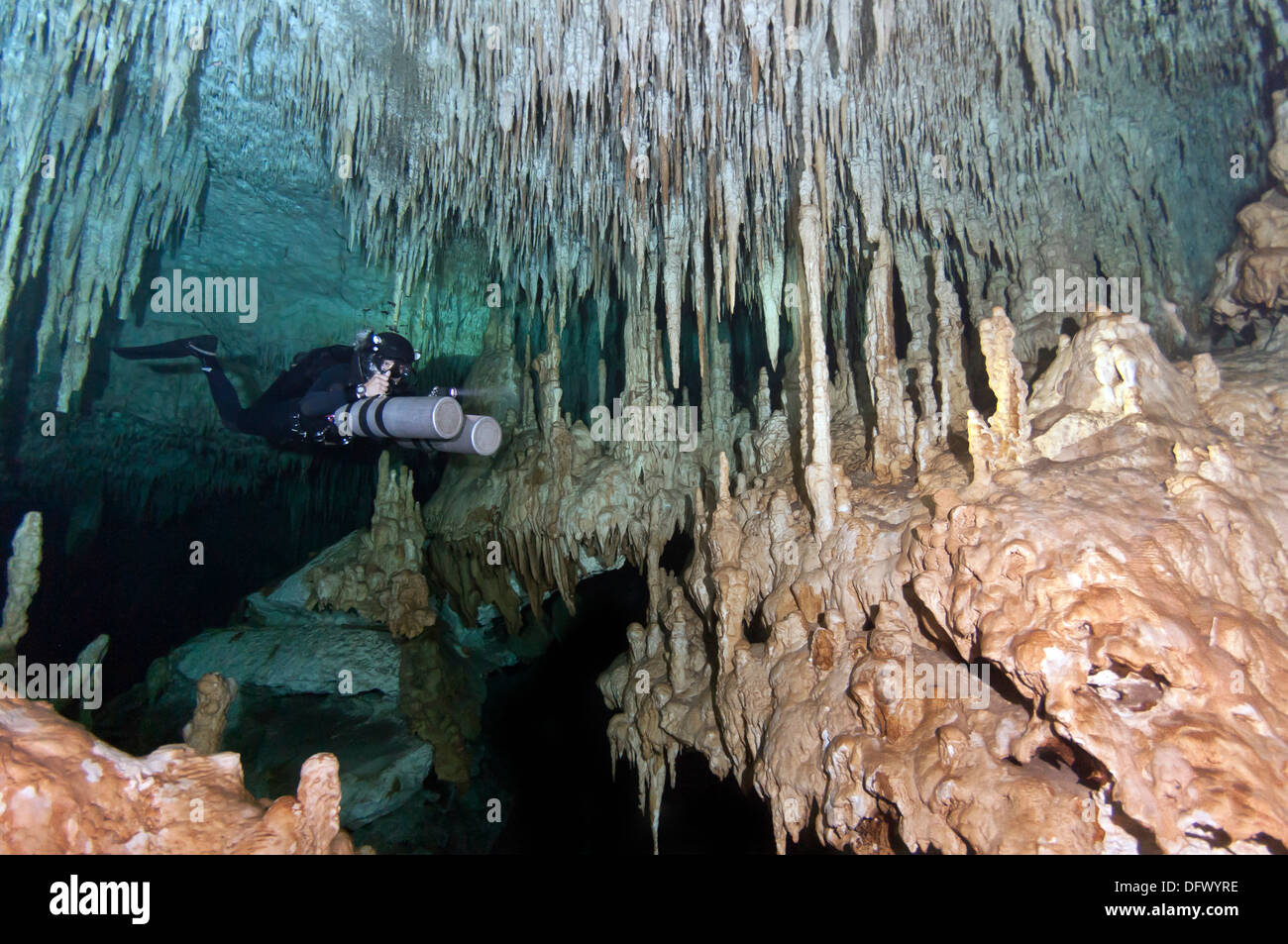 Taucher mit Side Mount Getriebe in Höhle in Mexiko. Stockfoto