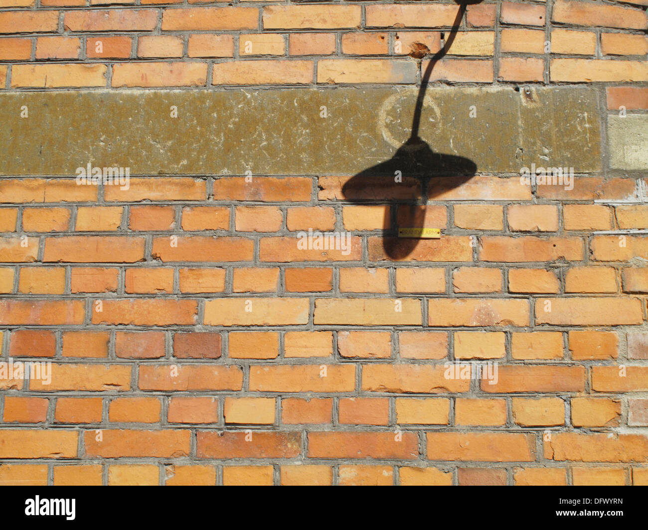 Außenleuchte Schatten auf Ziegelmauer Stockfoto