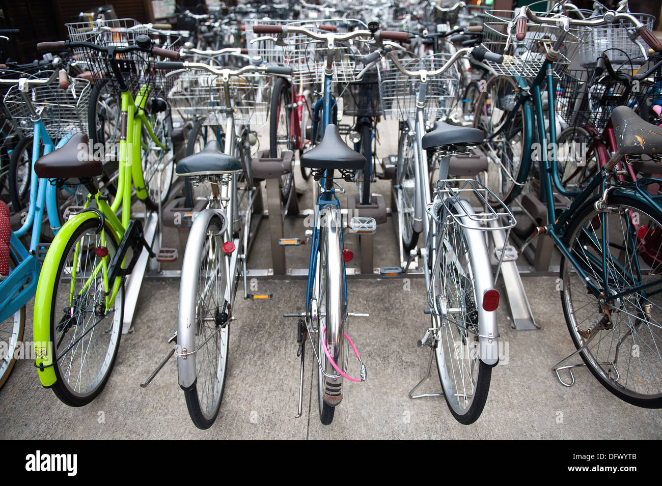 Geparkte Fahrräder in Kyoto, Japan Stockfoto