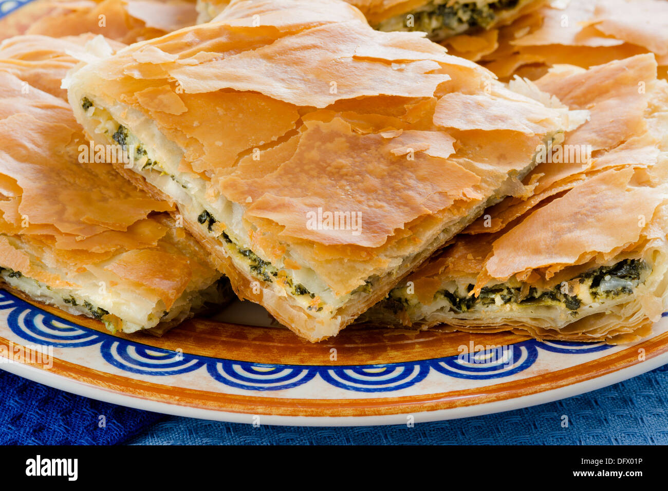 Spanakopita, griechische Spinatpastete mit Feta-Käse und Filo party am auf Platte Stockfoto