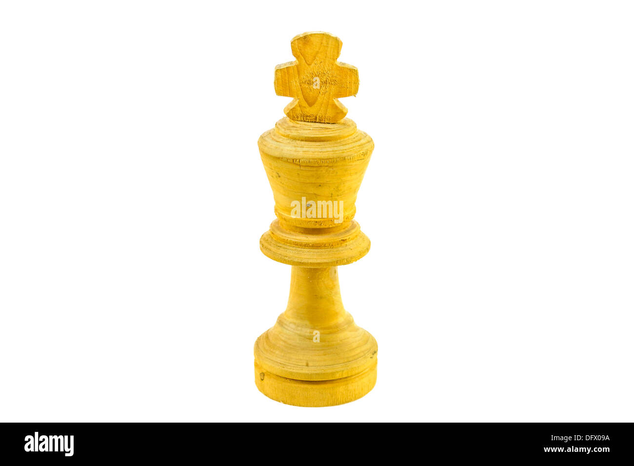 Handgemachte hölzerne Schachkönig isoliert auf weißem Hintergrund Stockfoto