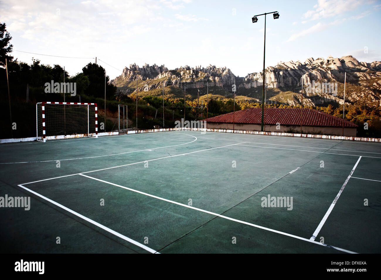 Mehrzweck-Sportanlage mit Bergen im Hintergrund, El Bruc, Spanien Stockfoto