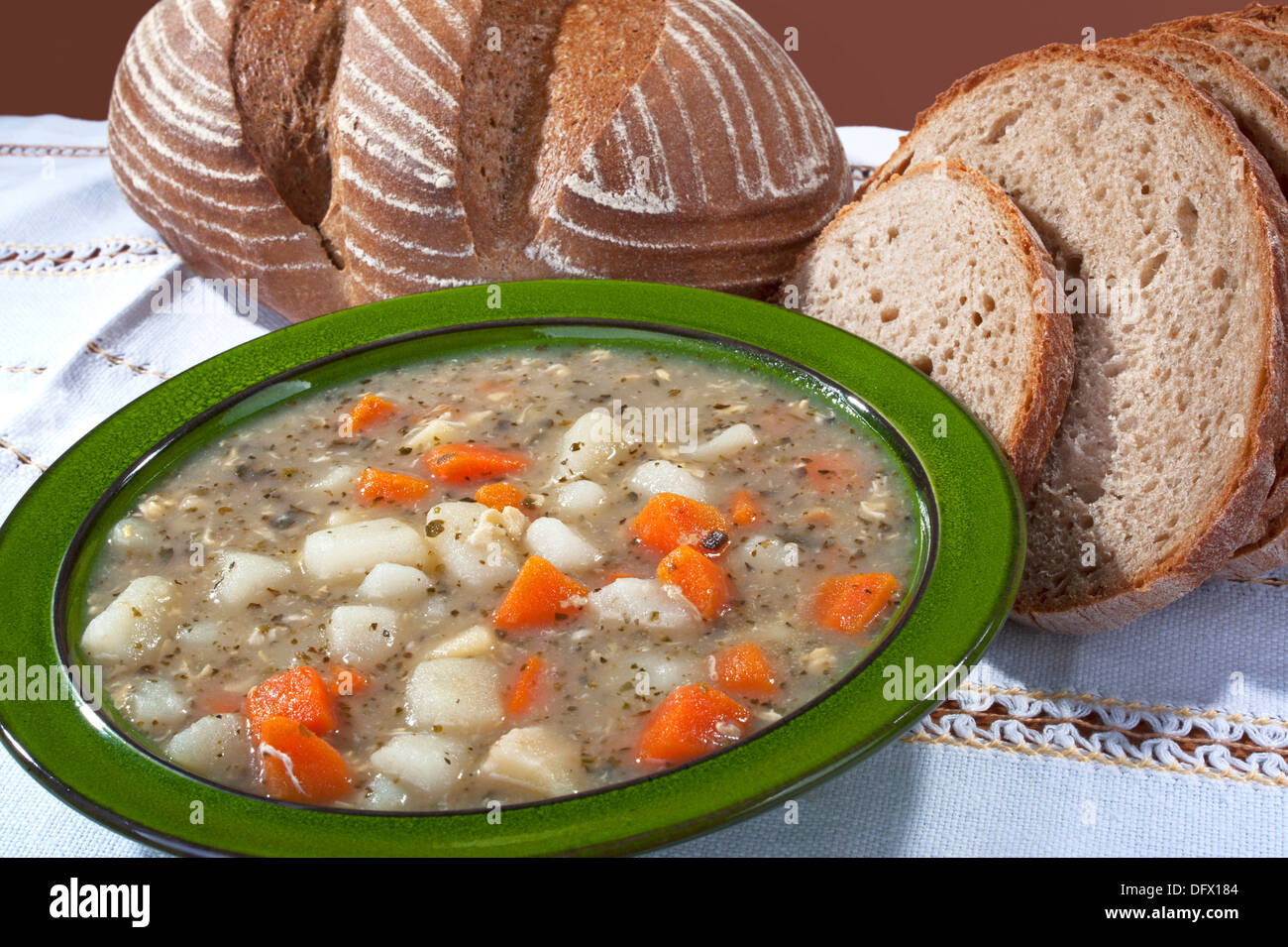 Suppe - hausgemachte Kartoffel Suppe mit Karotten und Brot Stockfoto