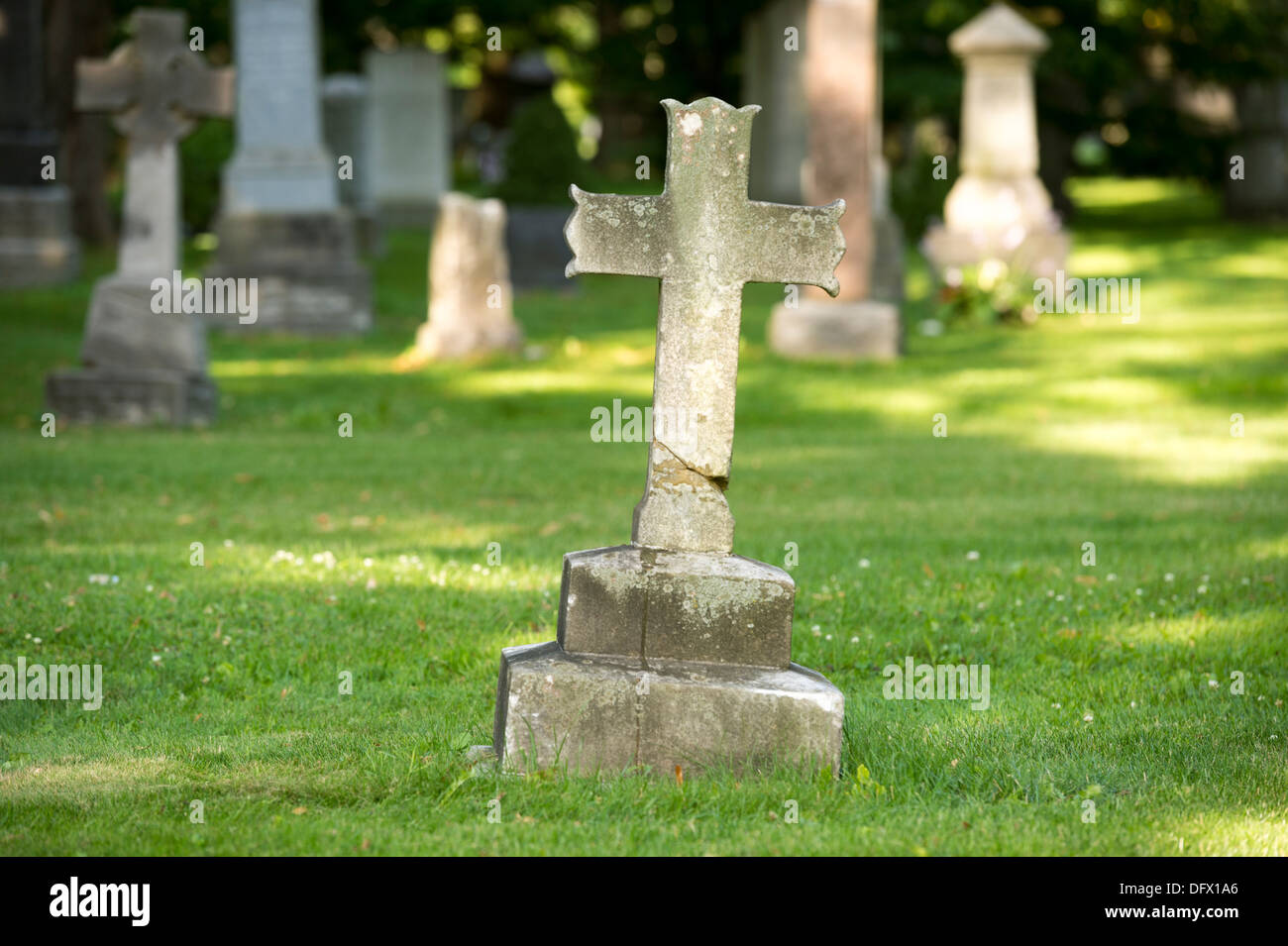 Altes Kreuz Grab Marker im Friedhof Stockfoto
