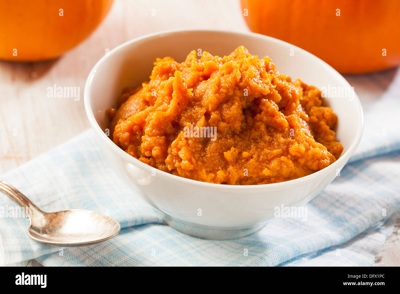 Bio Orange-Kürbis-Püree Zutat zum Backen Stockfoto