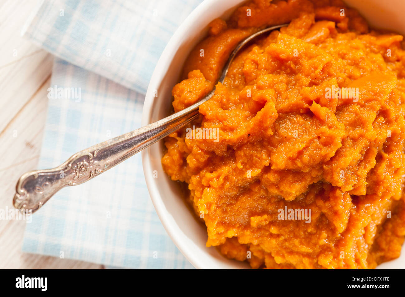 Bio Orange-Kürbis-Püree Zutat zum Backen Stockfoto