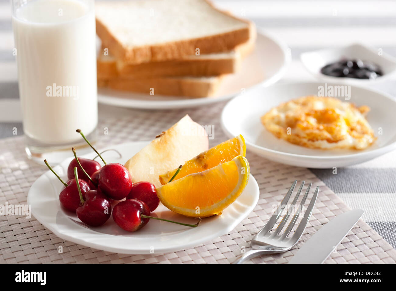 Obst mit Milch und Brot Stockfoto