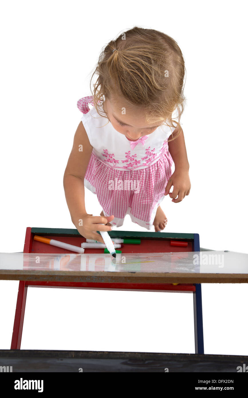 Kleinkind Mädchen schreiben auf eine weiße Tafel gedreht von oben Stockfoto