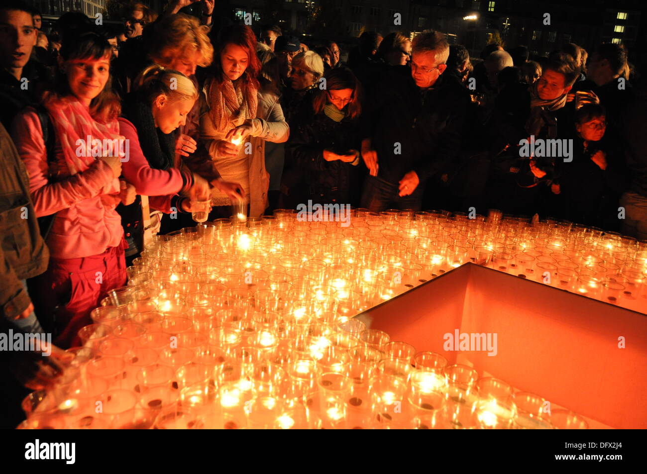 Leipzig, Deutschland. 9. Oktober 2013. Menschen sind während des Festival of Lights in Leipzig, Deutschland, 9. Oktober 2013 sehen. Das Festival of Lights in Leipzig seit 2009 am Tag auf, die vor 20 Jahren stattgefunden hat, fand eine große Demonstration gegen die Situation in der DDR. In diesem Jahr konzentriert das Festival sich auf die 1968-Prager Frühling Reform kommunistische Bewegung und 1989, als Tausende von ostdeutschen für Freiheit durch die westdeutsche Botschaft in Prag dargelegt. Bildnachweis: Filip Nerad/CTK Foto/Alamy Live-Nachrichten Stockfoto