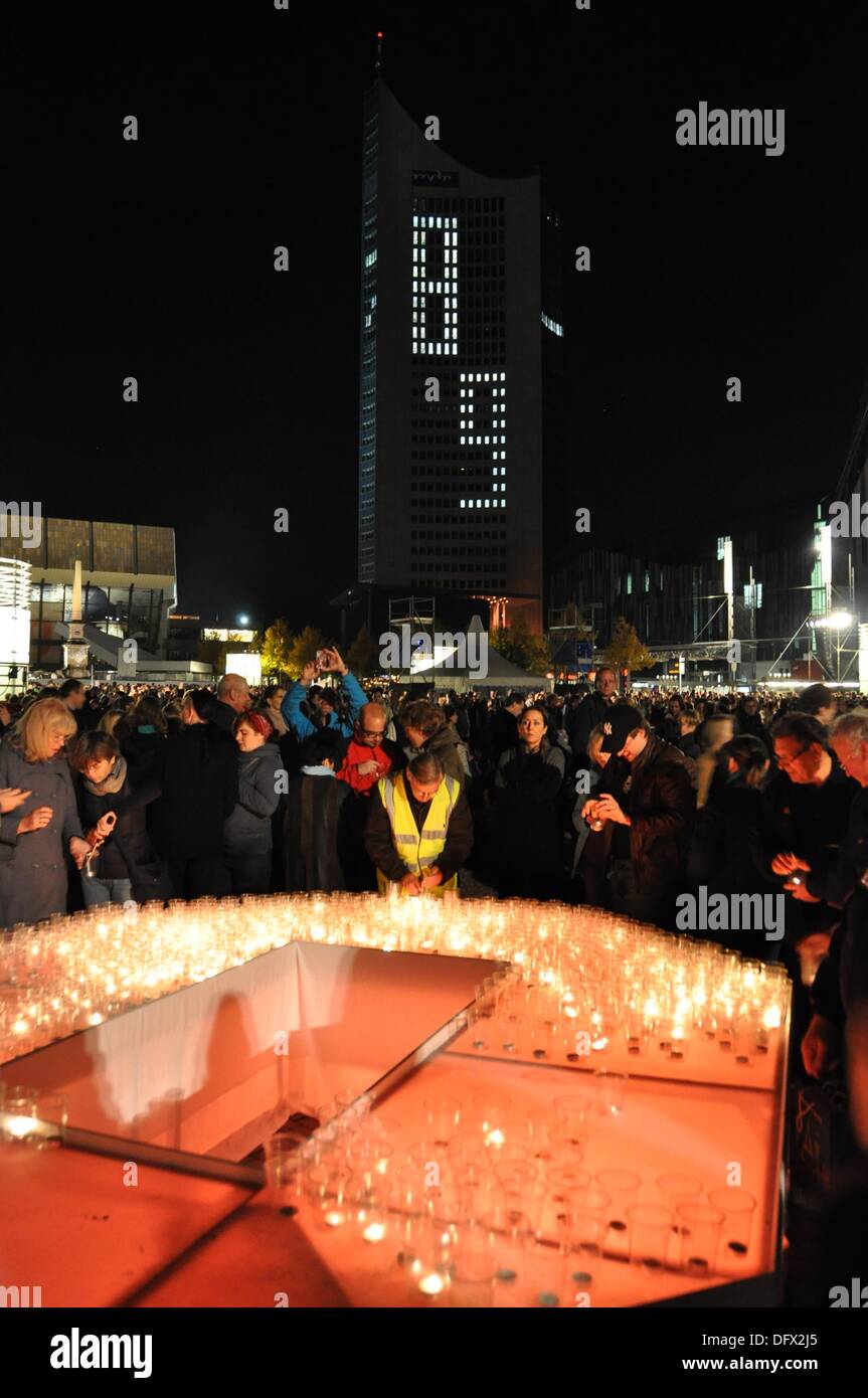 Leipzig, Deutschland. 9. Oktober 2013. Menschen sind während des Festival of Lights in Leipzig, Deutschland, 9. Oktober 2013 sehen. Das Festival of Lights in Leipzig seit 2009 am Tag auf, die vor 20 Jahren stattgefunden hat, fand eine große Demonstration gegen die Situation in der DDR. In diesem Jahr konzentriert das Festival sich auf die 1968-Prager Frühling Reform kommunistische Bewegung und 1989, als Tausende von ostdeutschen für Freiheit durch die westdeutsche Botschaft in Prag dargelegt. Bildnachweis: Filip Nerad/CTK Foto/Alamy Live-Nachrichten Stockfoto