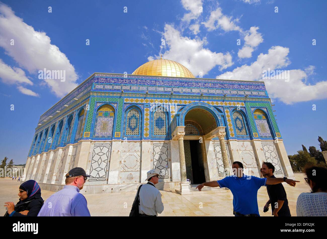 Eine touristische Gruppe Blätter der Felsendom auf dem Tempelberg als ein Gebet über Start und palästinensischen Sicherheitskräfte ist Fragen sie zu verlassen, in der Altstadt von Jerusalem, Israel, 10. September 2013. Jerusalem ist die Heilige Stadt für alle drei monotheistischen Religionen; Juden, Muslime und Christen haben einige der ihre Heiligtümer hier. Der Felsendom auf dem Tempelberg ist ein achteckiges Gebäude von Umayyad Ära. Es deckt den Felsen aus, den, muslimischen Überlieferung Mohammed in den Himmel aufgefahren und trafen sich die ehemaligen Prophet des Judentums und Jesus. Nach der biblischen tradition Stockfoto