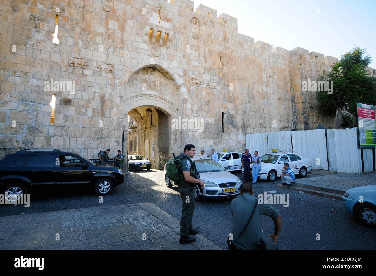 Blick auf die Lions Gate, errichtet von Suleiman dem prächtigen 1538, an der Ostseite der Altstadt von Jerusalem, Israel, 12. September 2013. Es führt zu der muslimischen Viertel der Altstadt. Sein Name abgeleitet von zwei Leopard-Reliefs, die zu Unrecht für Löwen aufgenommen wurden. Das Tor wird von Truppen der israelischen Armee ständig bewacht. Jerusalem ist die Heilige Stadt für alle drei monotheistischen Religionen; Juden, Muslime und Christen haben einige der ihre Heiligtümer hier. Der Staat Israel behauptet Jerusalem als Hauptstadt. Unter anderem, das israelischen Parlament, der Knesset, befindet sich mit der Regierung er Stockfoto