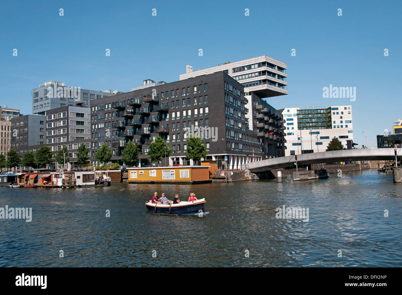 Westerdok Amsterdam Niederlande niederländische moderne Stadt Stadthaus Boot Hausboot Stockfoto