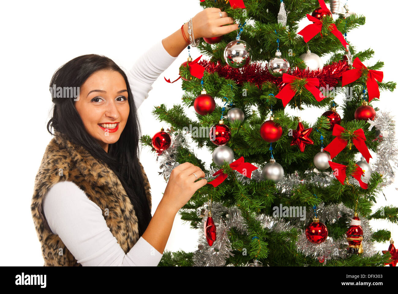 Glückliche Frau schmücken Weihnachtsbaum und lächelnd zu Kamera Stockfoto