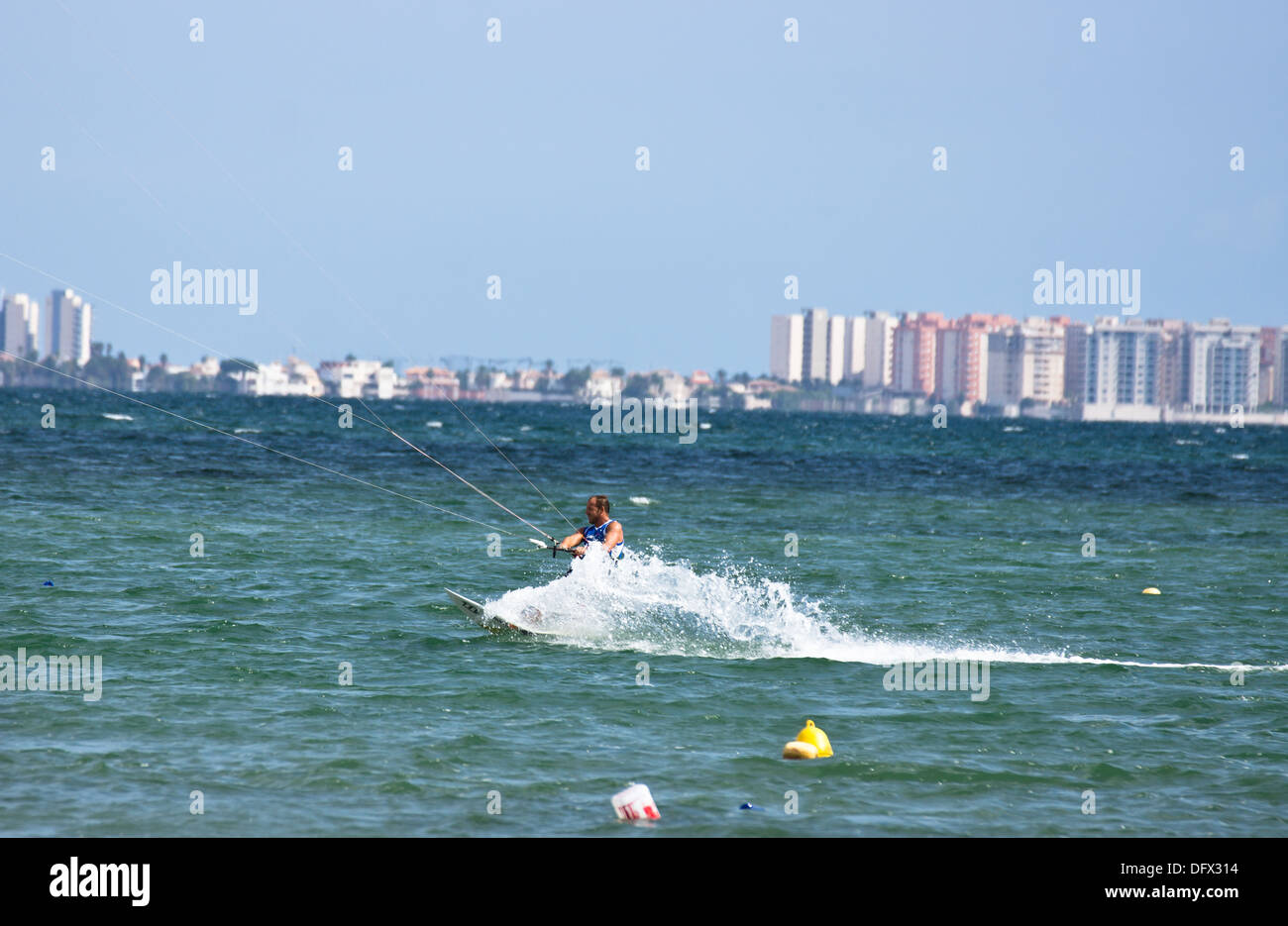 Kitesurfen in Mar Menor Los Alcazares Murcia Spanien Stockfoto
