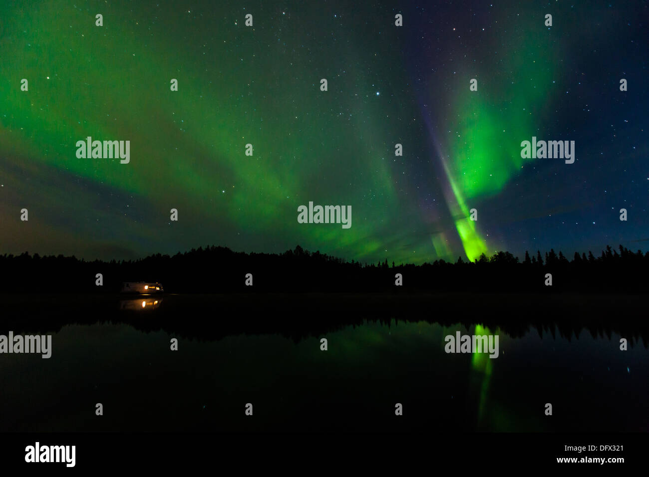 Lebendige Nordlicht Reflexion über Olnes Teich in Fairbanks, Alaska Stockfoto