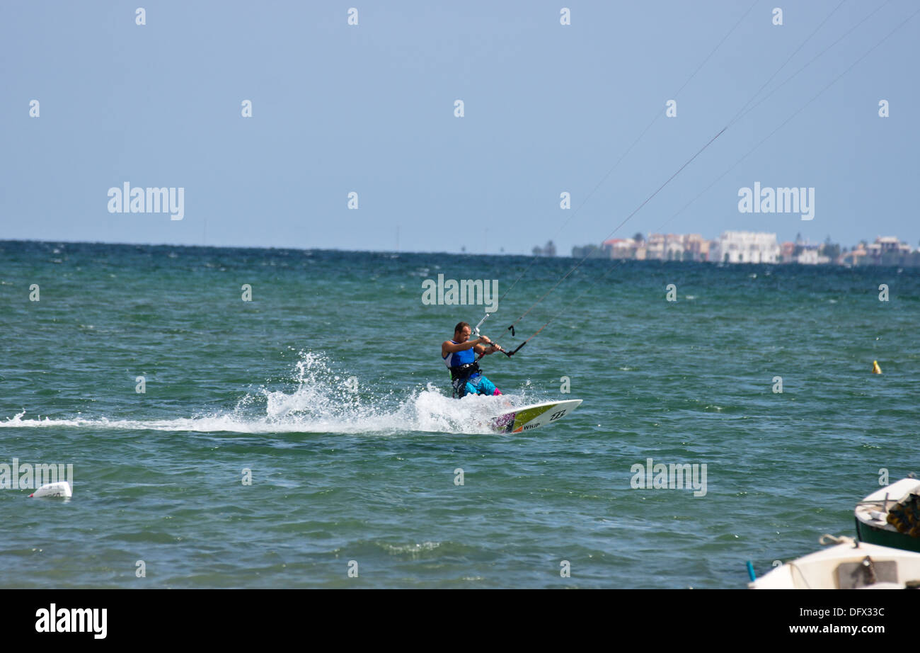 Kitesurfen in Mar Menor Los Alcazares Murcia Spanien Stockfoto