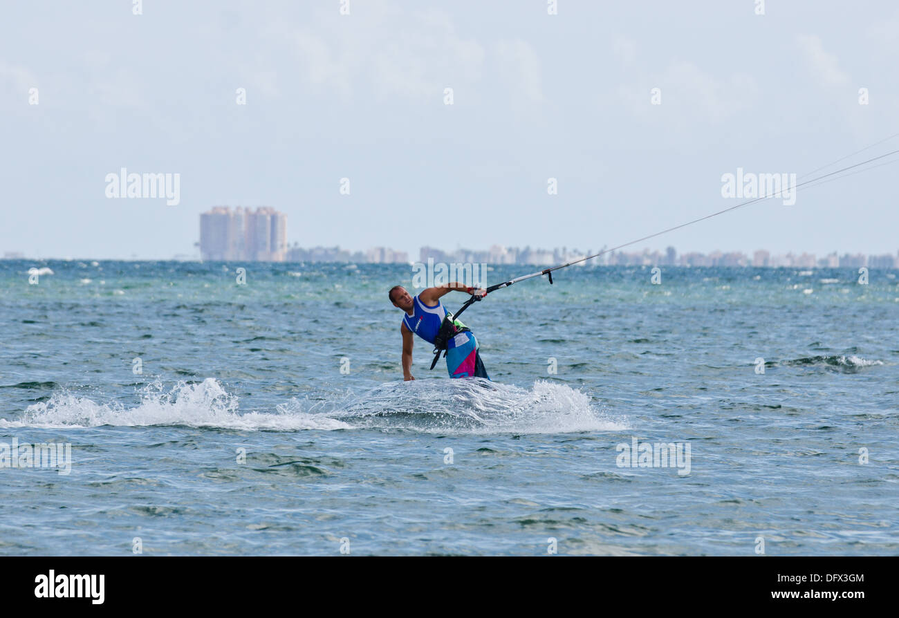 Kitesurfen in Mar Menor Los Alcazares Murcia Spanien Stockfoto