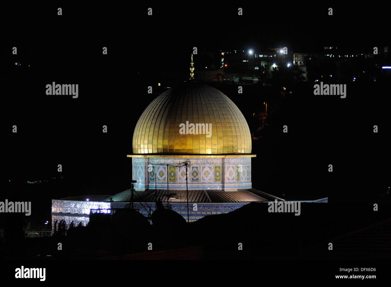Blick auf die beleuchtete goldene Kuppel der Felsendom auf dem Tempelberg in Jerusalem, Israel, in der Nacht vom 10. September 2013. Jerusalem ist die Heilige Stadt für alle drei monotheistischen Religionen; Juden, Muslime und Christen haben einige der ihre Heiligtümer hier. Der Felsendom auf dem Tempelberg ist ein achteckiges Gebäude von Umayyad Ära. Es deckt den Felsen aus, den, muslimischen Überlieferung Mohammed in den Himmel aufgefahren und trafen sich die ehemaligen Prophet des Judentums und Jesus. Nach der biblischen Überlieferung ist dies der Ort, wo Abraham seinen Sohn Isaak opfern wollte. Die Kuppel des Stockfoto
