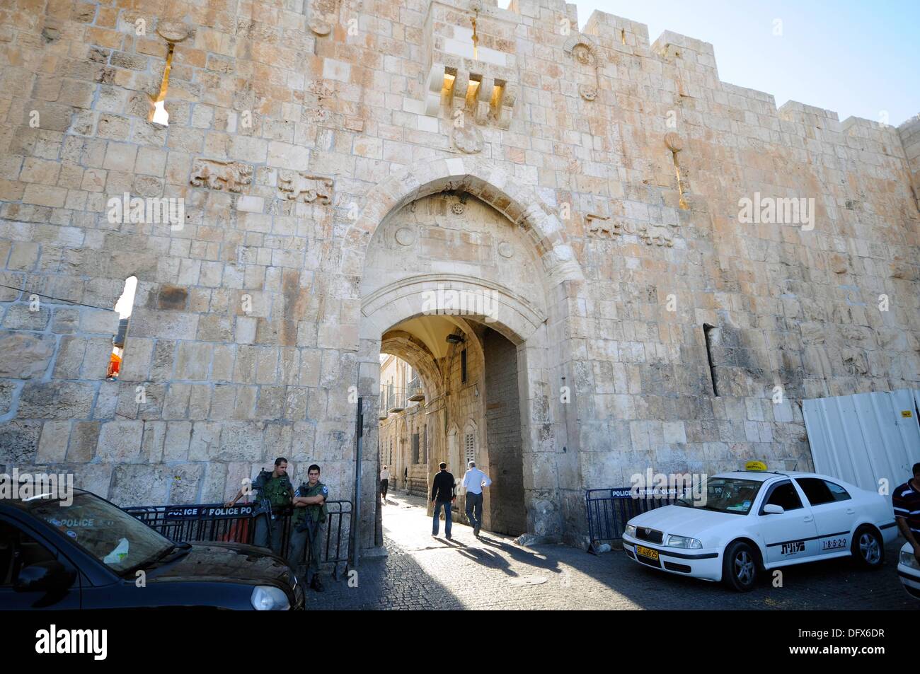 Blick auf die Lions Gate, errichtet von Suleiman dem prächtigen 1538, an der Ostseite der Altstadt von Jerusalem, Israel, 12. September 2013. Es führt zu der muslimischen Viertel der Altstadt. Sein Name abgeleitet von zwei Leopard-Reliefs, die zu Unrecht für Löwen aufgenommen wurden. Das Tor wird von Truppen der israelischen Armee ständig bewacht. Jerusalem ist die Heilige Stadt für alle drei monotheistischen Religionen; Juden, Muslime und Christen haben einige der ihre Heiligtümer hier. Der Staat Israel behauptet Jerusalem als Hauptstadt. Unter anderem, das israelischen Parlament, der Knesset, befindet sich mit der Regierung er Stockfoto